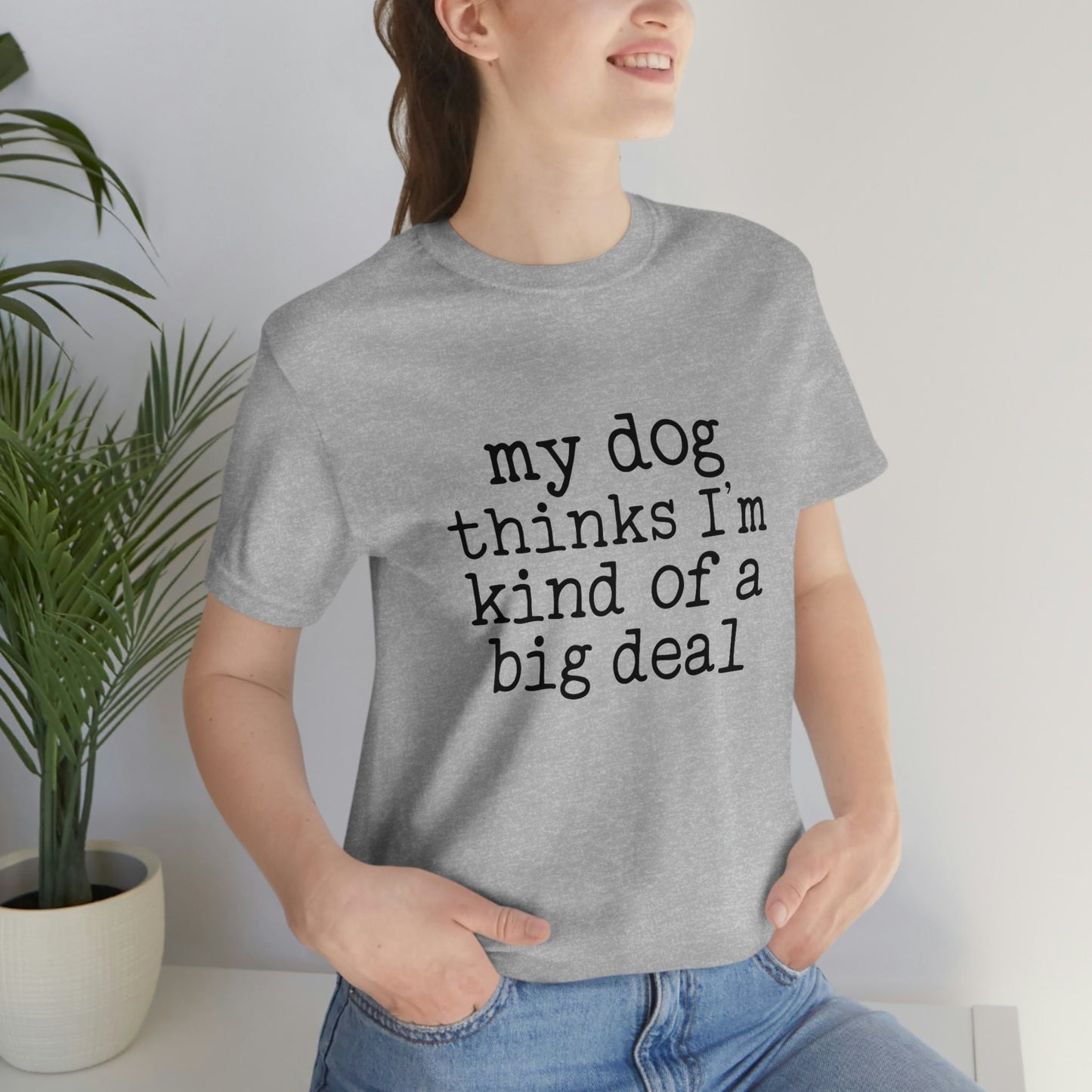 Lustiges Hunde Zitat Shirt, Hunde Spruch Shirt, Hunde Mama T-Shirt, Hundebesitzer T-Shirt, Haustier Liebhaber Shirt, Mein Hund denkt, ich bin eine Art große Sache Shirt