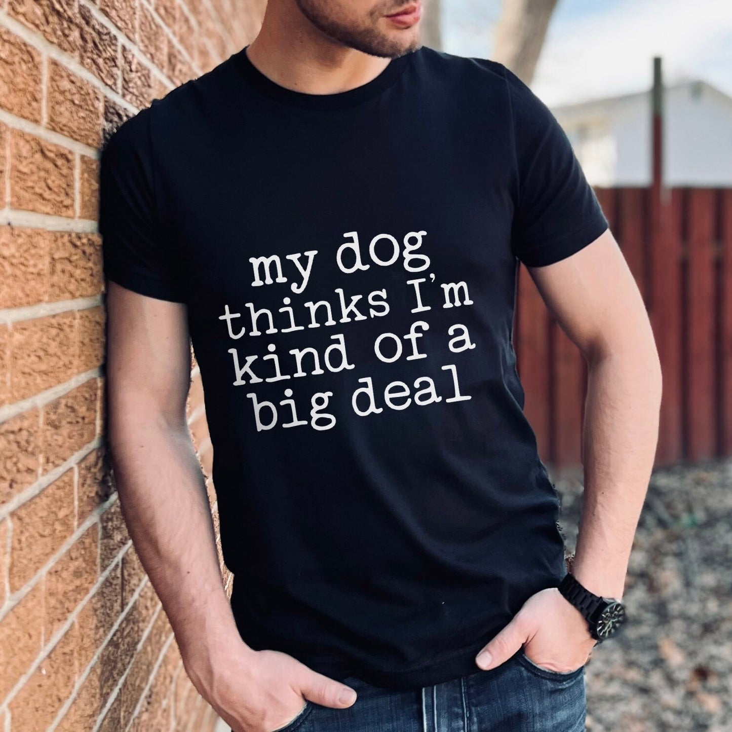 Lustiges Hunde Zitat Shirt, Hunde Spruch Shirt, Hunde Mama T-Shirt, Hundebesitzer T-Shirt, Haustier Liebhaber Shirt, Mein Hund denkt, ich bin eine Art große Sache Shirt