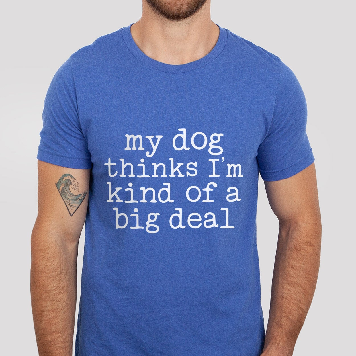 Lustiges Hunde Zitat Shirt, Hunde Spruch Shirt, Hunde Mama T-Shirt, Hundebesitzer T-Shirt, Haustier Liebhaber Shirt, Mein Hund denkt, ich bin eine Art große Sache Shirt