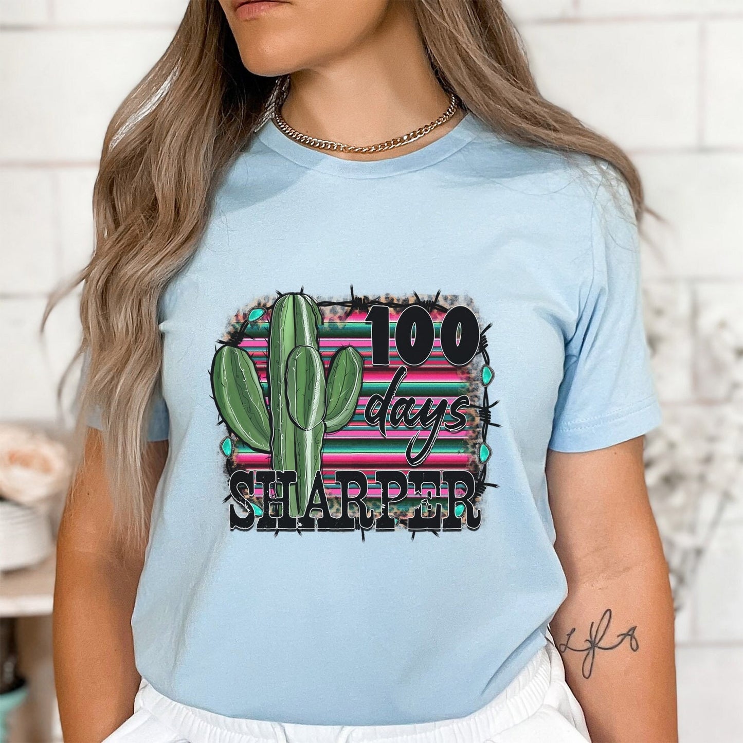 T-shirt 100 jours plus net, t-shirts 100 jours d'école, t-shirt cadeau pour les enseignants, cadeaux scolaires, t-shirts graphiques 100e jour, t-shirt avec cactus western