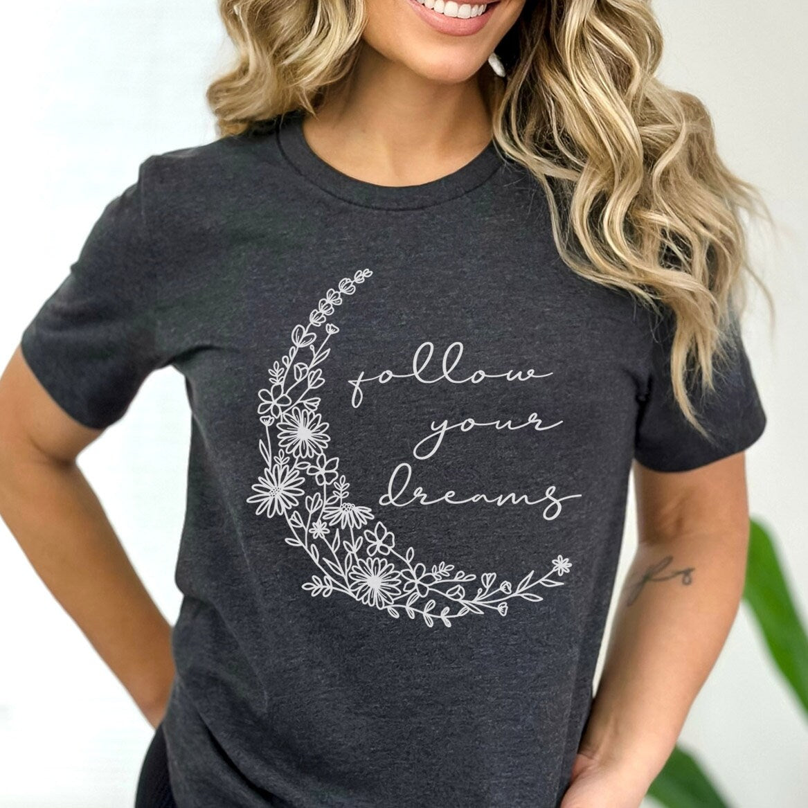 Follow Your Dreams Halbmond Blumen T-Shirt, Boho T-Shirt, Inspirierendes T-Shirt, Boho T-Shirt, Florales T-Shirt, Geschenk-Shirt für Sie