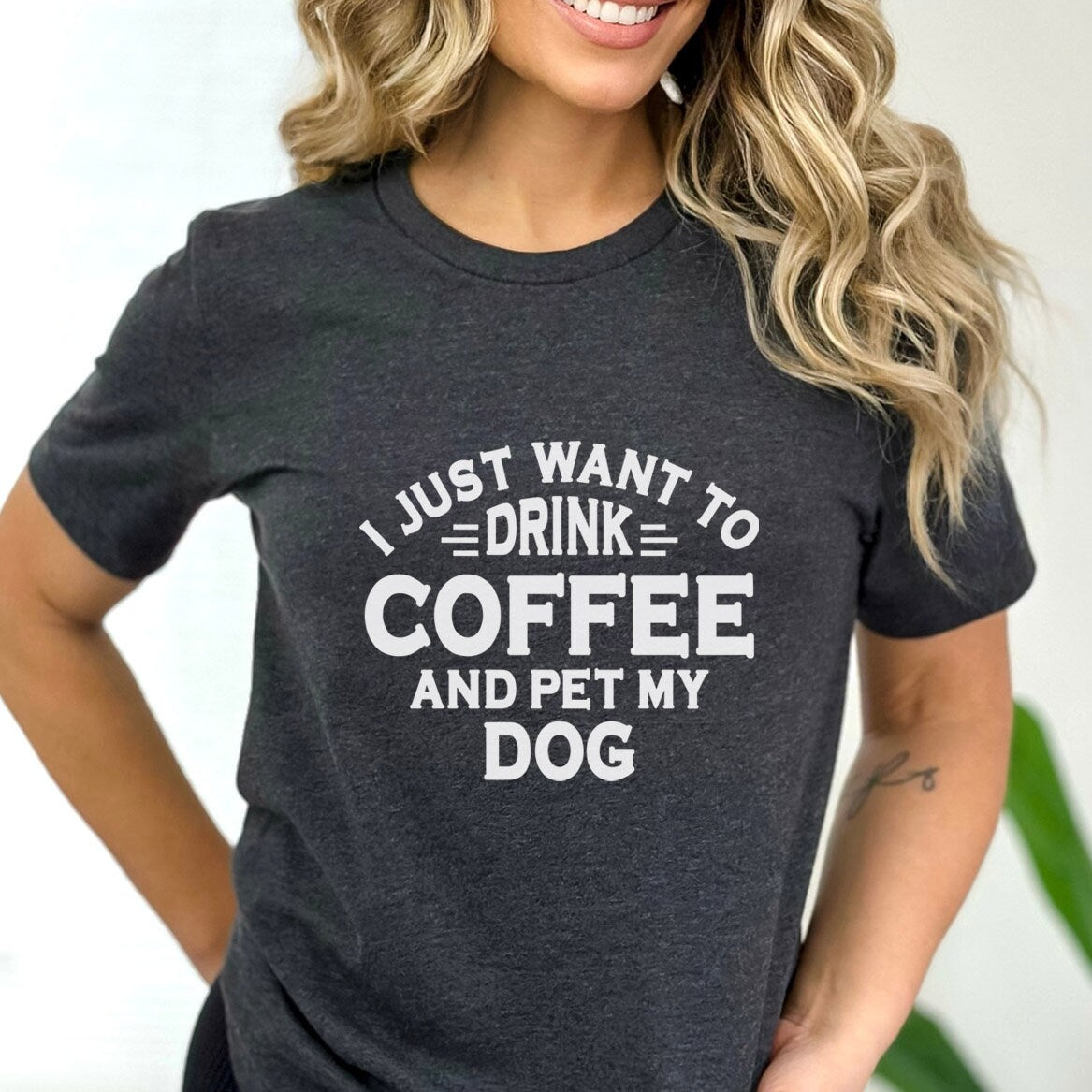 Trinke Kaffee und streichle meinen Hund T-Shirt, Hundebesitzer T-Shirt, Shirt mit Spruch, Lustiges Hunde Zitat Shirt, Hunde Spruch Shirt, Geschenk Shirt für Tierliebhaber