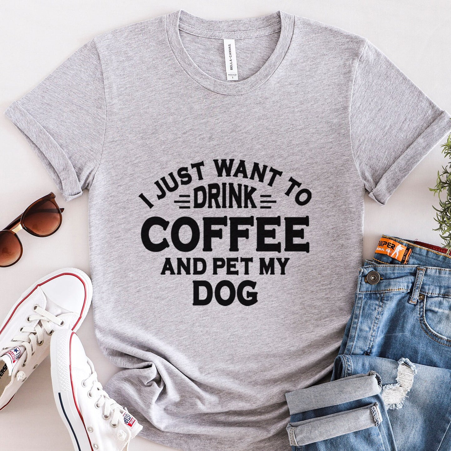 Trinke Kaffee und streichle meinen Hund T-Shirt, Hundebesitzer T-Shirt, Shirt mit Spruch, Lustiges Hunde Zitat Shirt, Hunde Spruch Shirt, Geschenk Shirt für Tierliebhaber