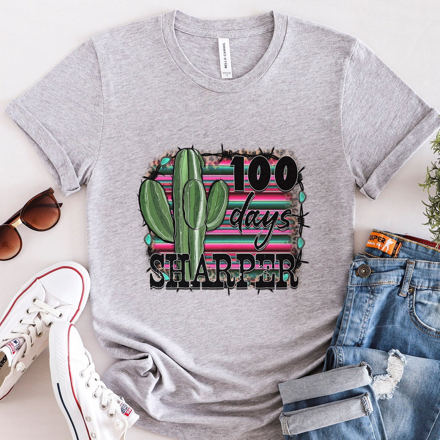 T-shirt 100 jours plus net, t-shirts 100 jours d'école, t-shirt cadeau pour les enseignants, cadeaux scolaires, t-shirts graphiques 100e jour, t-shirt avec cactus western