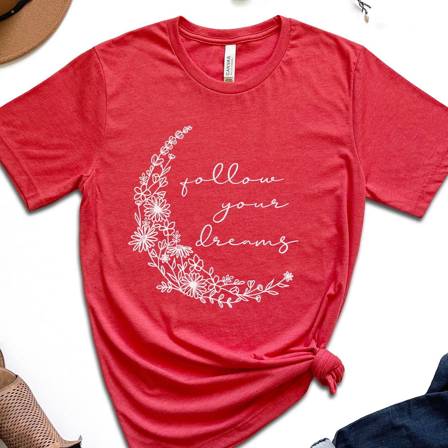 Follow Your Dreams Halbmond Blumen T-Shirt, Boho T-Shirt, Inspirierendes T-Shirt, Boho T-Shirt, Florales T-Shirt, Geschenk-Shirt für Sie