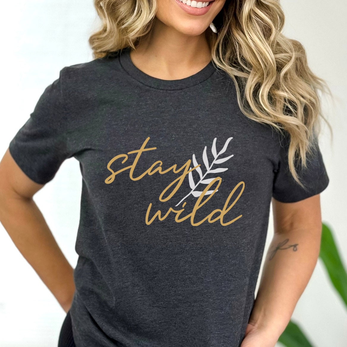 Stay Wild Jungle T-Shirt, Boho T-Shirt, Inspirierendes T-Shirt, Boho T-Shirt, Florales Blätter T-Shirt, Geschenk-Shirt für Sie