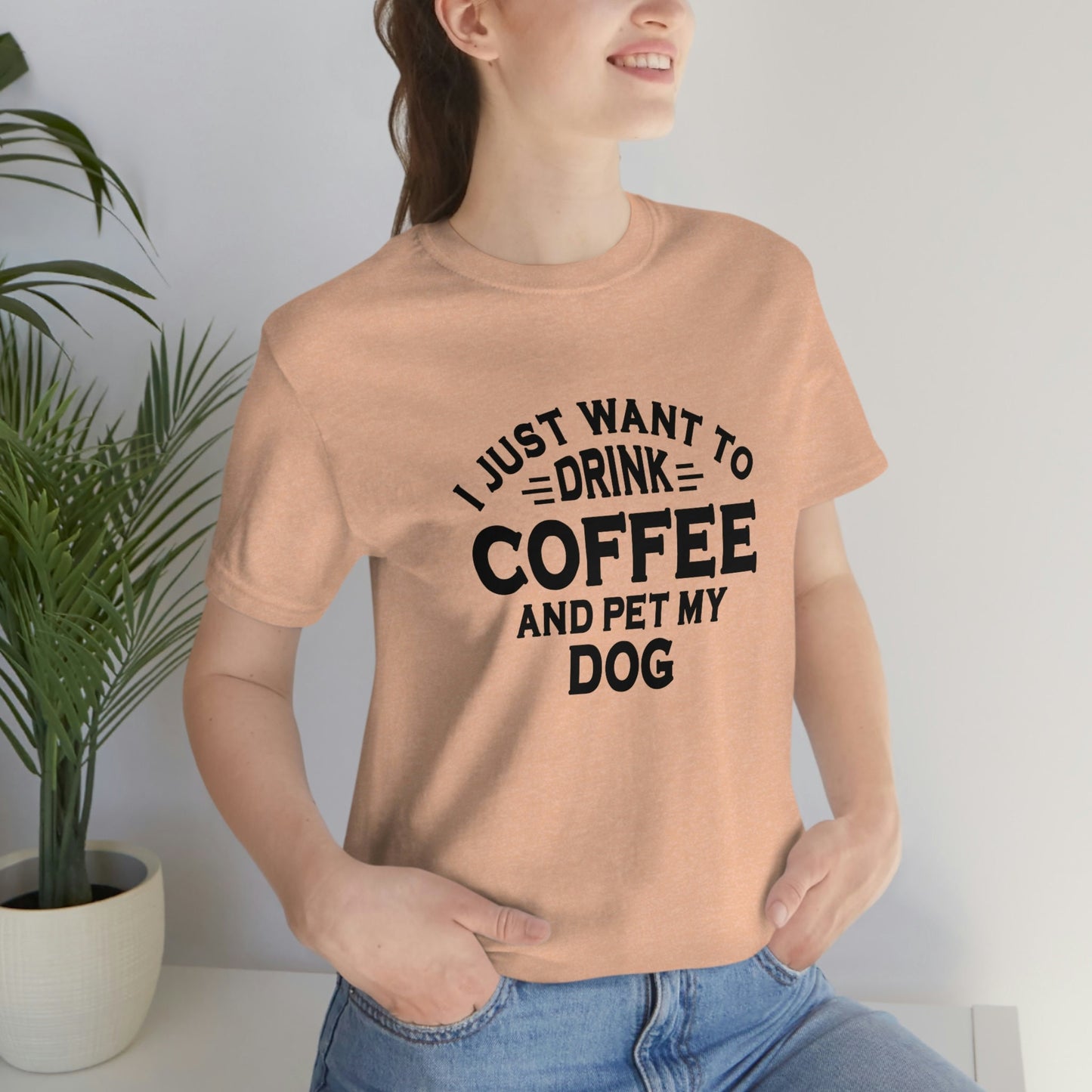 Trinke Kaffee und streichle meinen Hund T-Shirt, Hundebesitzer T-Shirt, Shirt mit Spruch, Lustiges Hunde Zitat Shirt, Hunde Spruch Shirt, Geschenk Shirt für Tierliebhaber