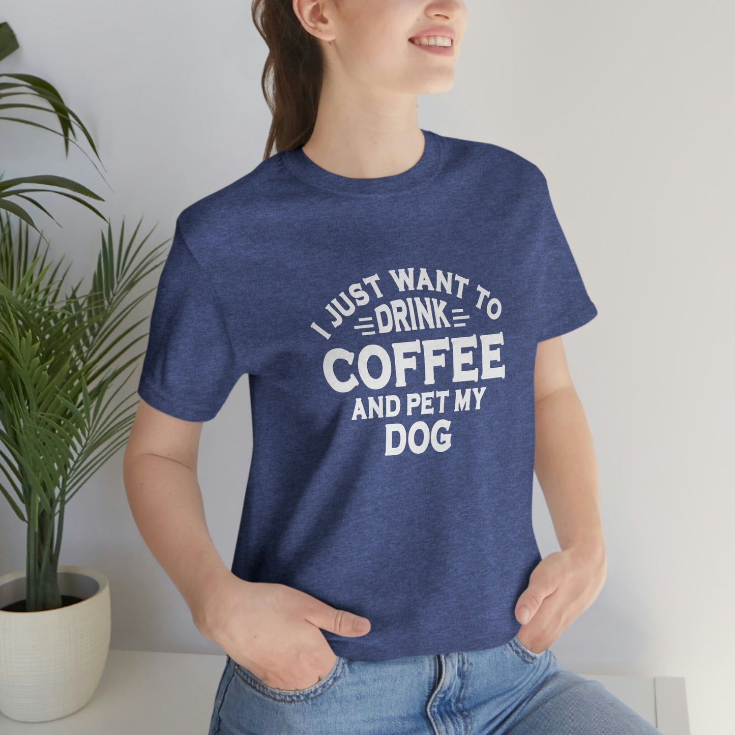 Trinke Kaffee und streichle meinen Hund T-Shirt, Hundebesitzer T-Shirt, Shirt mit Spruch, Lustiges Hunde Zitat Shirt, Hunde Spruch Shirt, Geschenk Shirt für Tierliebhaber