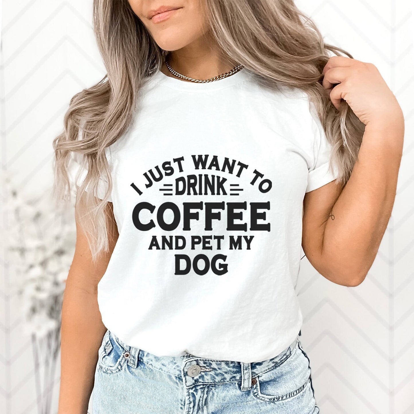 Trinke Kaffee und streichle meinen Hund T-Shirt, Hundebesitzer T-Shirt, Shirt mit Spruch, Lustiges Hunde Zitat Shirt, Hunde Spruch Shirt, Geschenk Shirt für Tierliebhaber