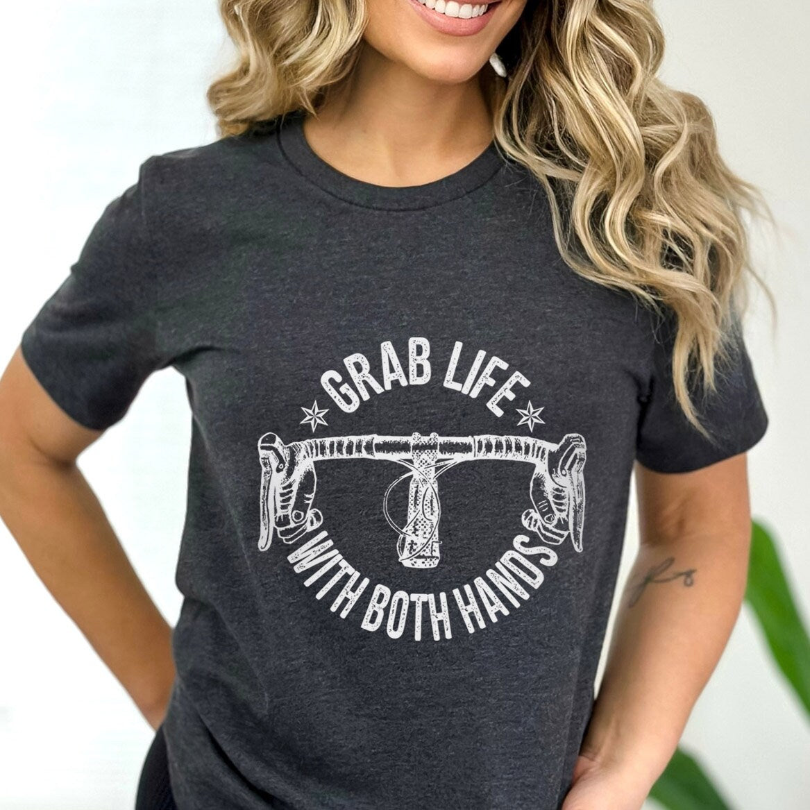 Biker Shirt, Grab Life with Both Hands T-Shirt, Inspirierendes T-Shirt, Lifestyle Zitat Shirt, Traveler Shirt, Naturliebhaber T-Shirt