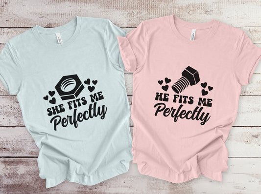 T-shirts de couple assortis amusants, t-shirt « Elle, il me va parfaitement », t-shirt pour couple, t-shirt cadeau de Saint-Valentin, t-shirts d'anniversaire assortis