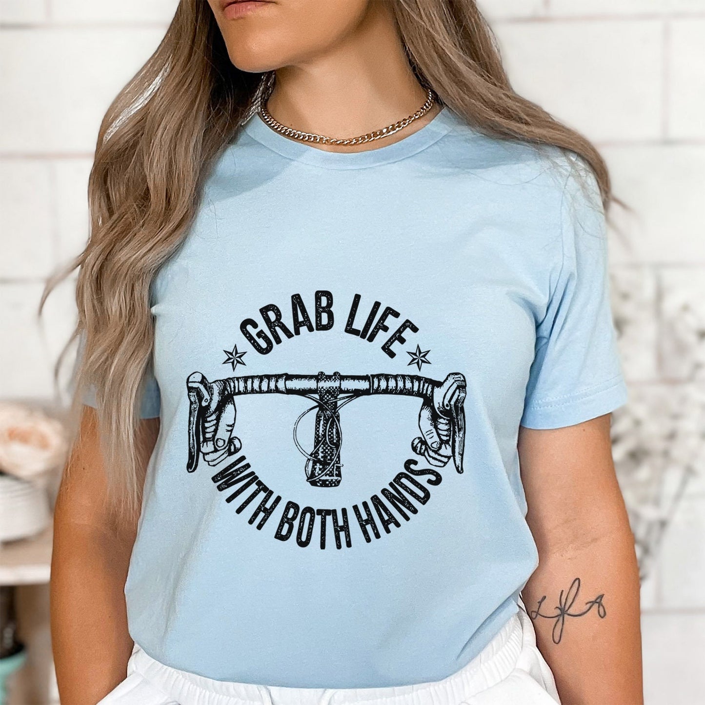 Biker Shirt, Grab Life with Both Hands T-Shirt, Inspirierendes T-Shirt, Lifestyle Zitat Shirt, Traveler Shirt, Naturliebhaber T-Shirt