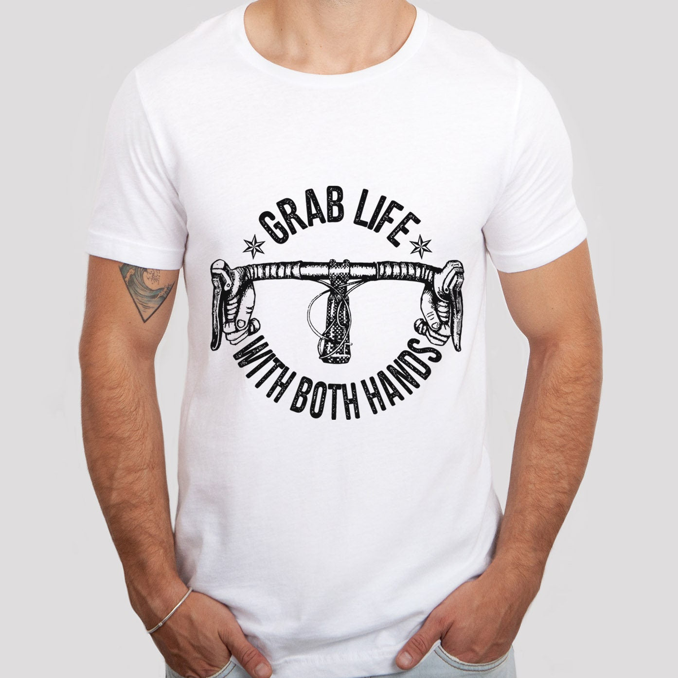 Biker Shirt, Grab Life with Both Hands T-Shirt, Inspirierendes T-Shirt, Lifestyle Zitat Shirt, Traveler Shirt, Naturliebhaber T-Shirt