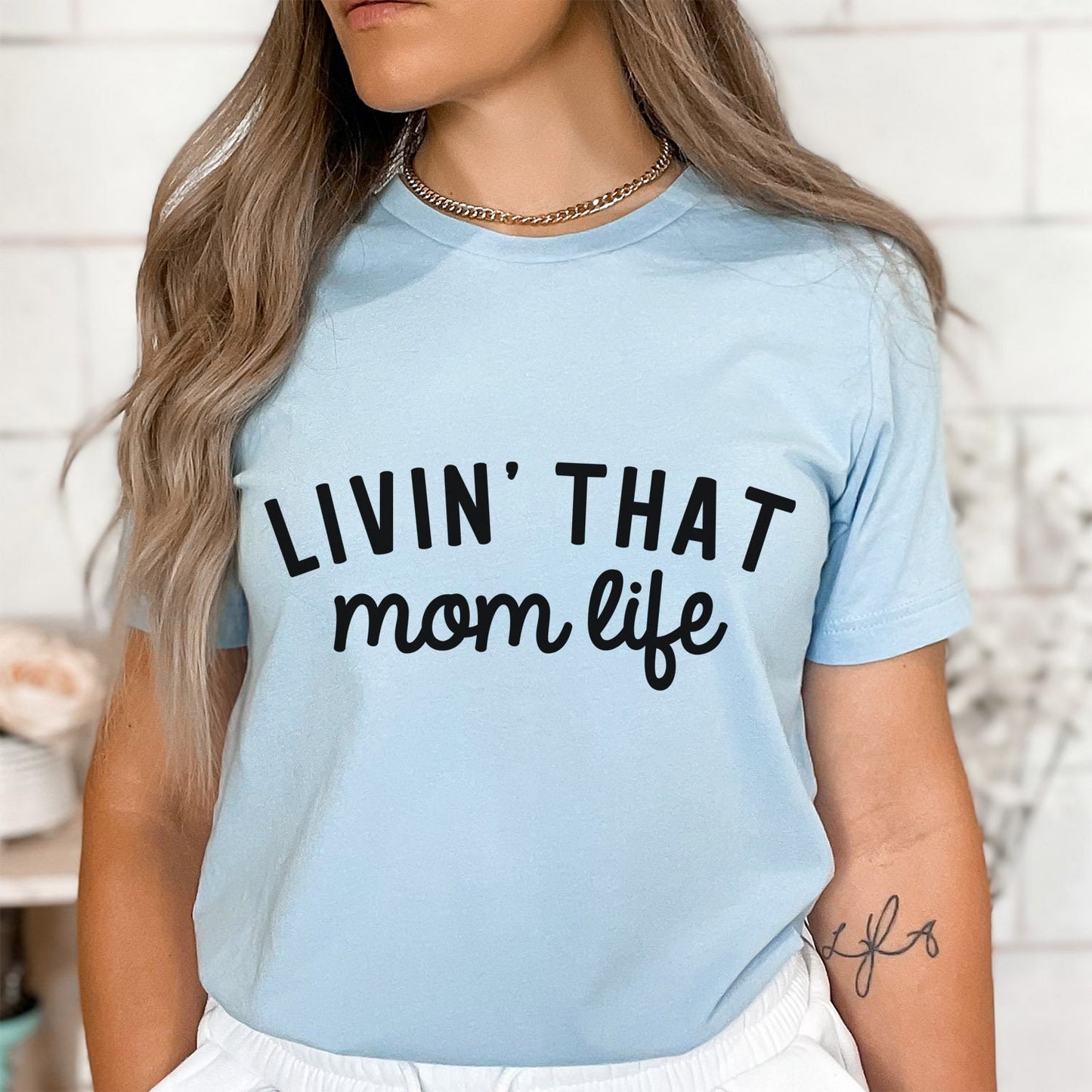 Mom Life T-Shirt, Livin That Mom Life T-Shirt, Geschenk Shirt für Mama, Muttertagsgeschenk Shirt, Mom Life Shirt, Lustiges Eltern Shirt