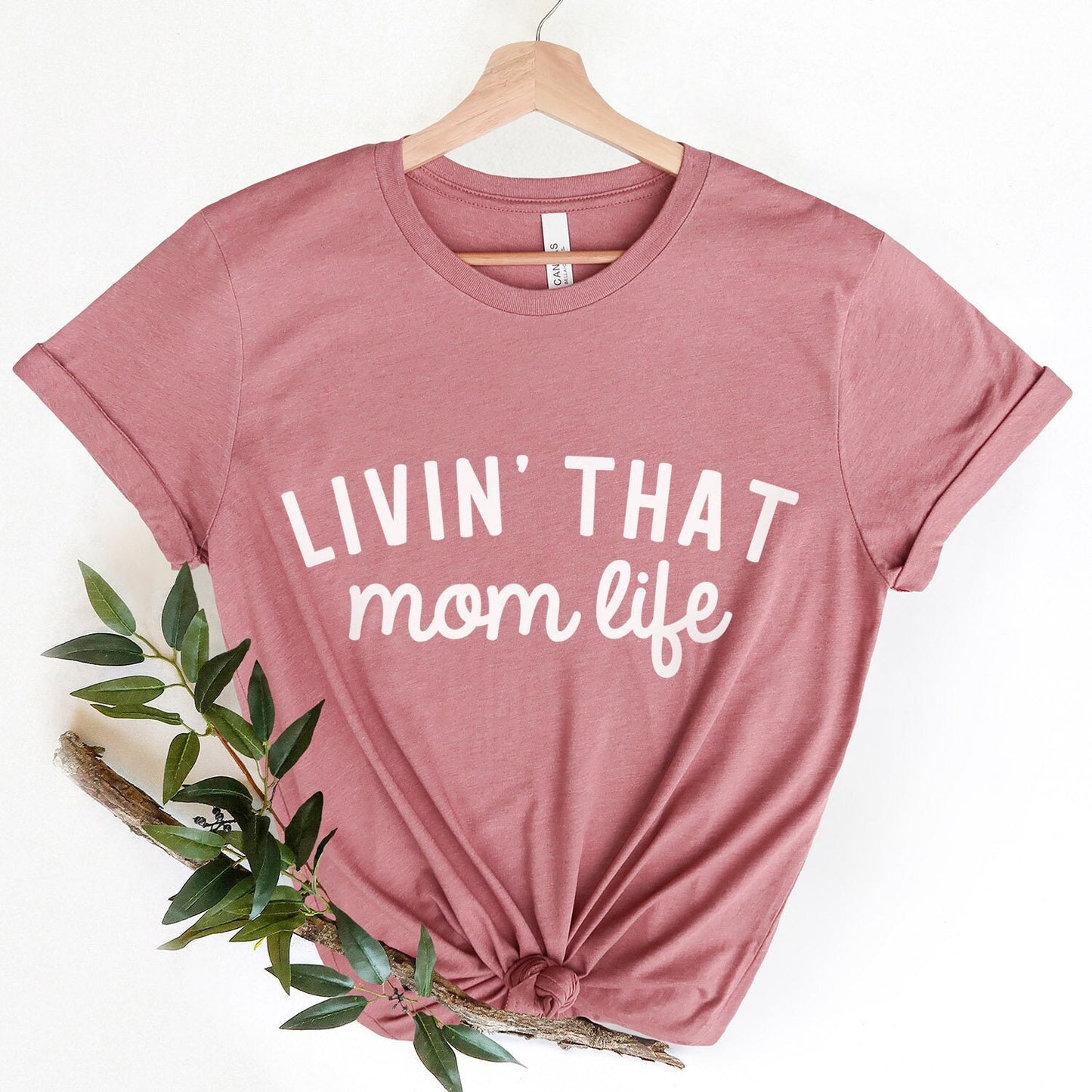 Mom Life T-Shirt, Livin That Mom Life T-Shirt, Geschenk Shirt für Mama, Muttertagsgeschenk Shirt, Mom Life Shirt, Lustiges Eltern Shirt