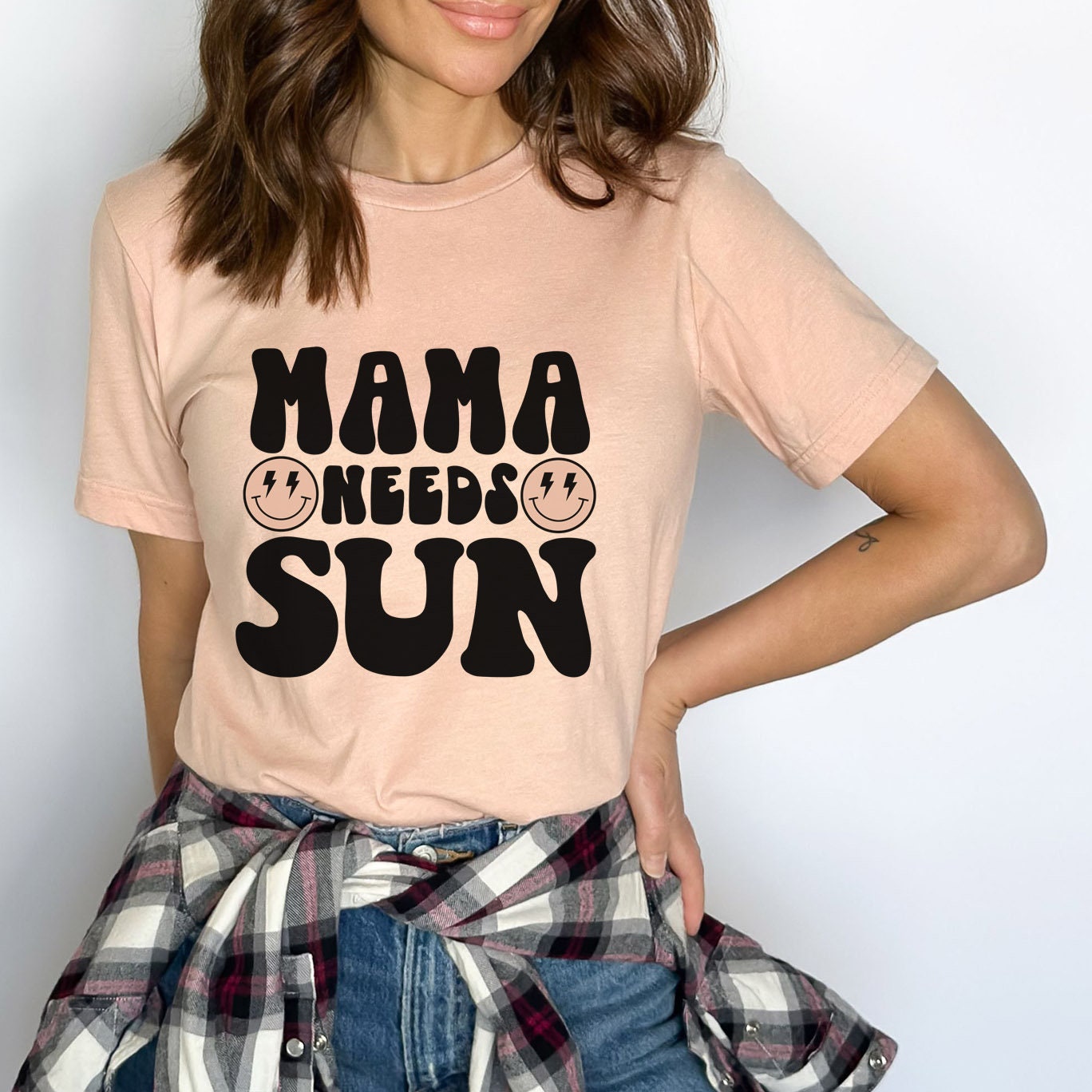 Lustiges Mama-Shirt, Mama braucht Sonne-Shirt, Lustiges Sommer-Shirt, Strand-T-Shirt, Strand-Shirt für Frauen, Urlaubs-Shirt für Mama, Shirt für Frauen