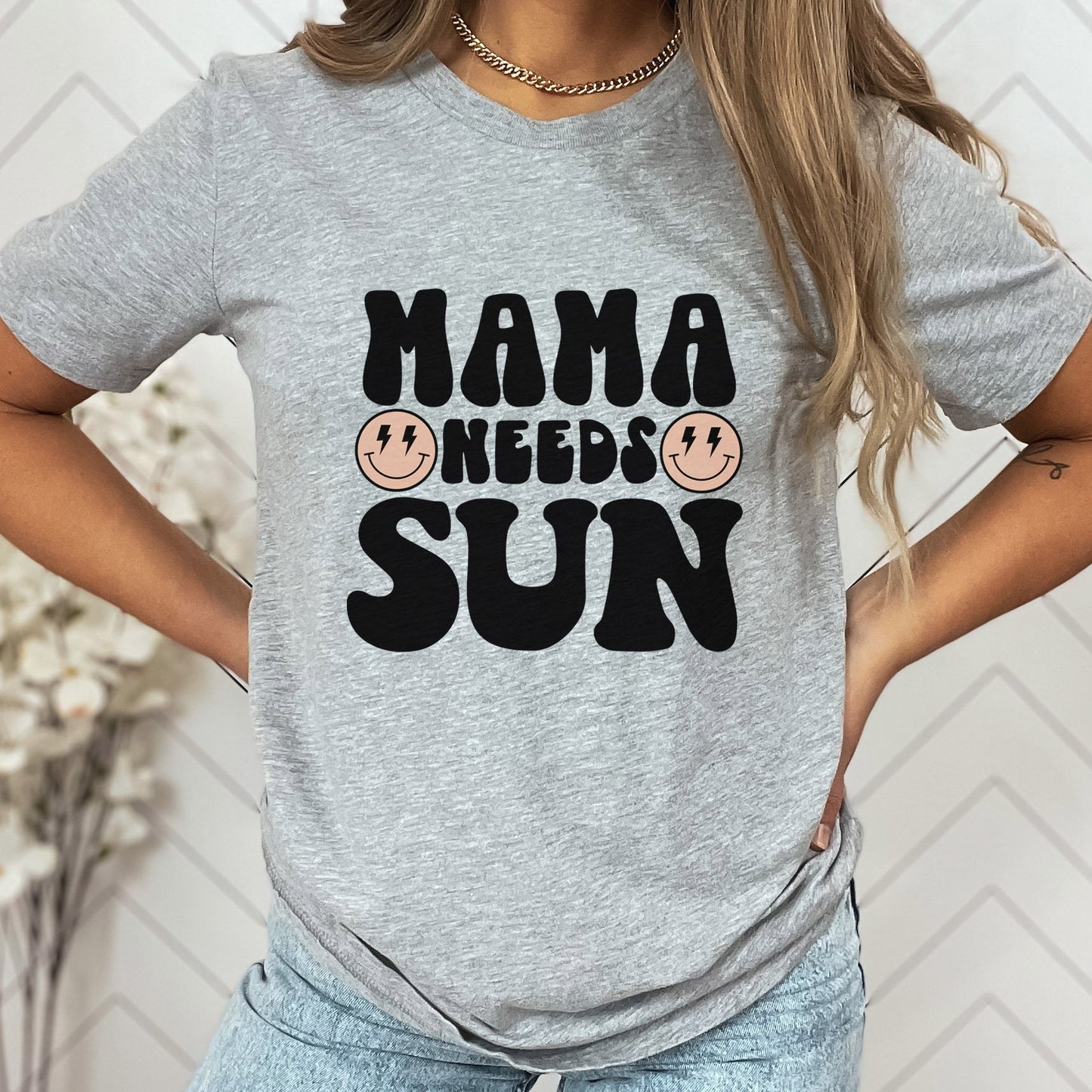 Lustiges Mama-Shirt, Mama braucht Sonne-Shirt, Lustiges Sommer-Shirt, Strand-T-Shirt, Strand-Shirt für Frauen, Urlaubs-Shirt für Mama, Shirt für Frauen