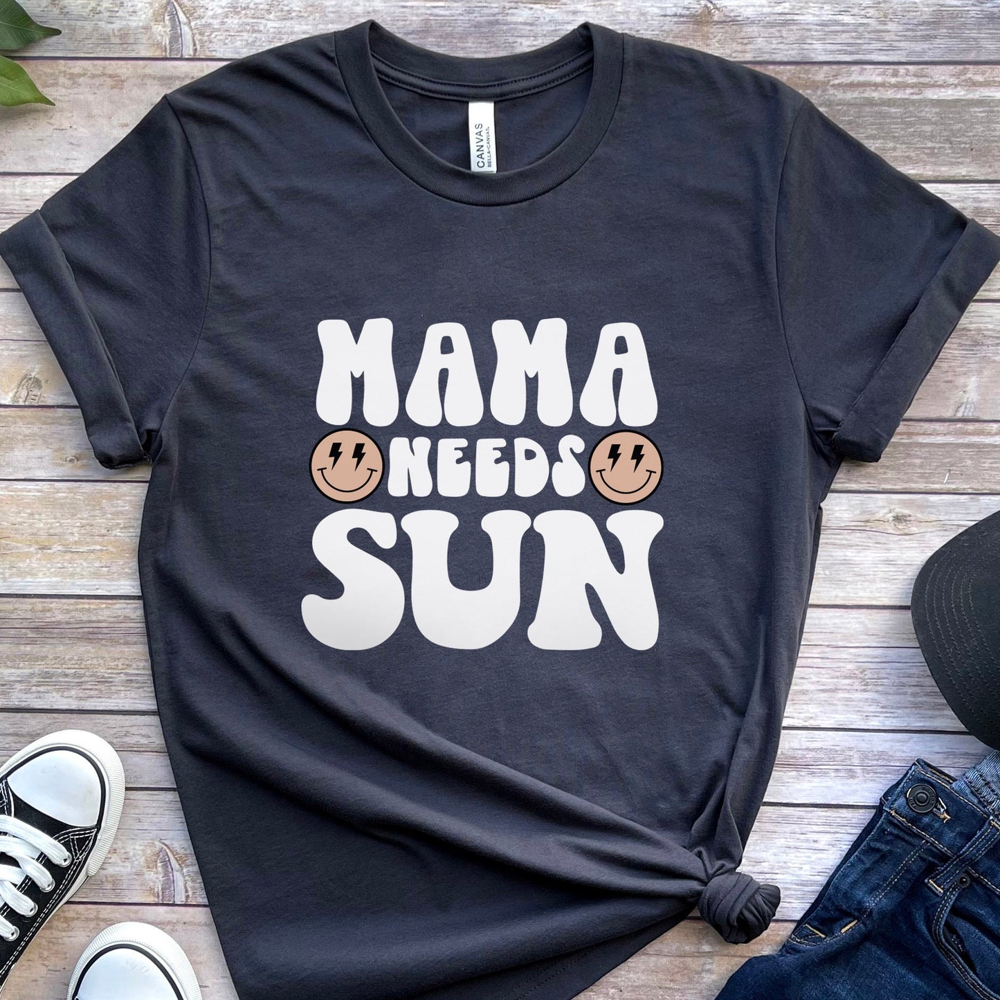 Lustiges Mama-Shirt, Mama braucht Sonne-Shirt, Lustiges Sommer-Shirt, Strand-T-Shirt, Strand-Shirt für Frauen, Urlaubs-Shirt für Mama, Shirt für Frauen