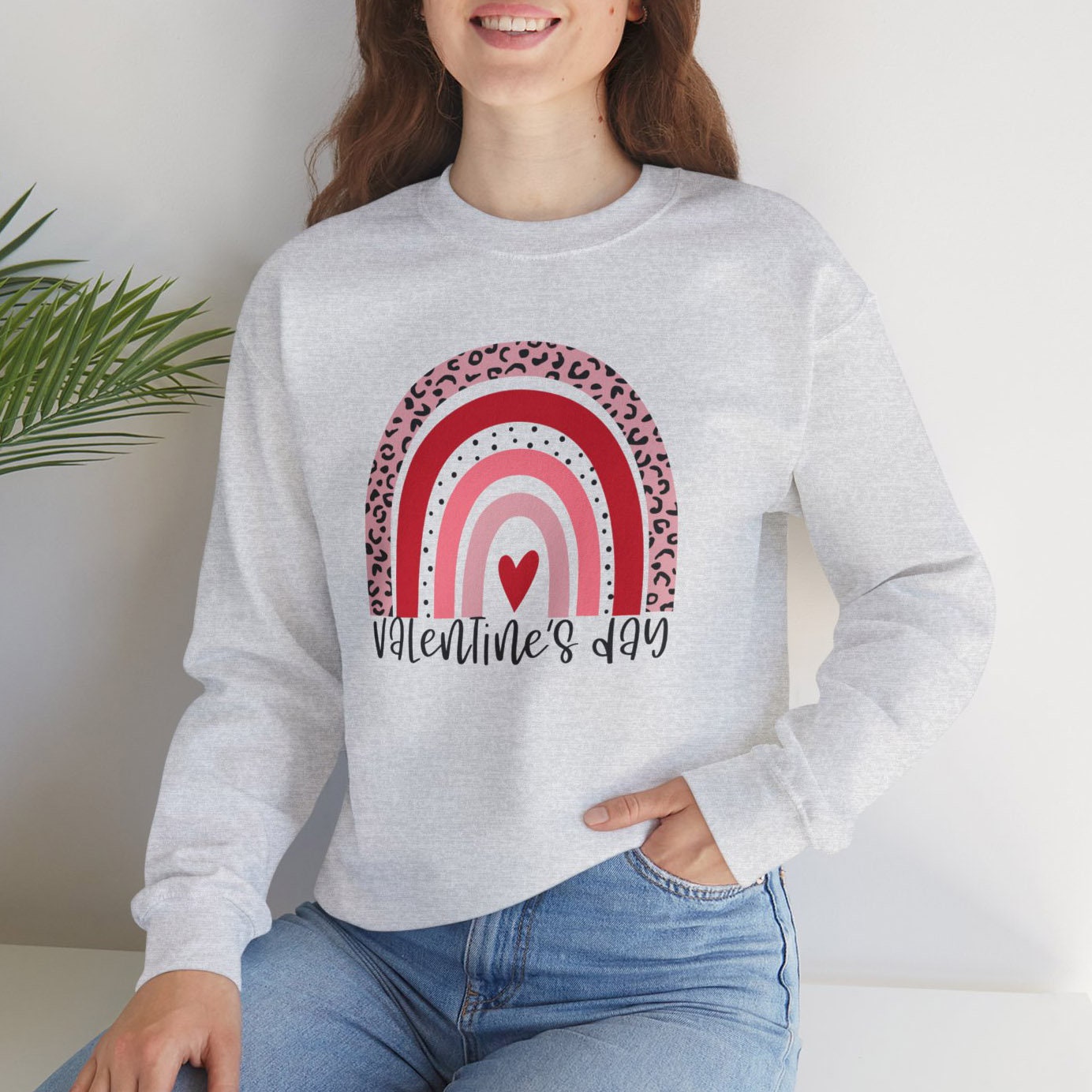 Valentinstag Regenbogen Sweatshirt, Valentinstag Geschenk Shirt mit Herz, Valentinstag Regenbogen Shirt für Frau, Herz Valentinstag Shirt