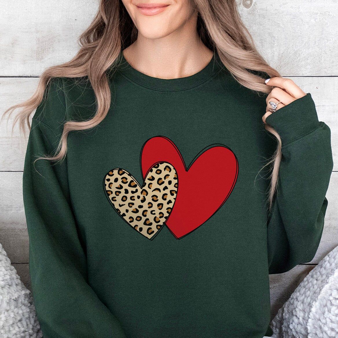 Valentinstag Herzen Sweatshirt, Leopard Print Valentinstag Geschenk Shirt, Valentinstag Shirts für Frauen, Herz Valentinstag Shirt