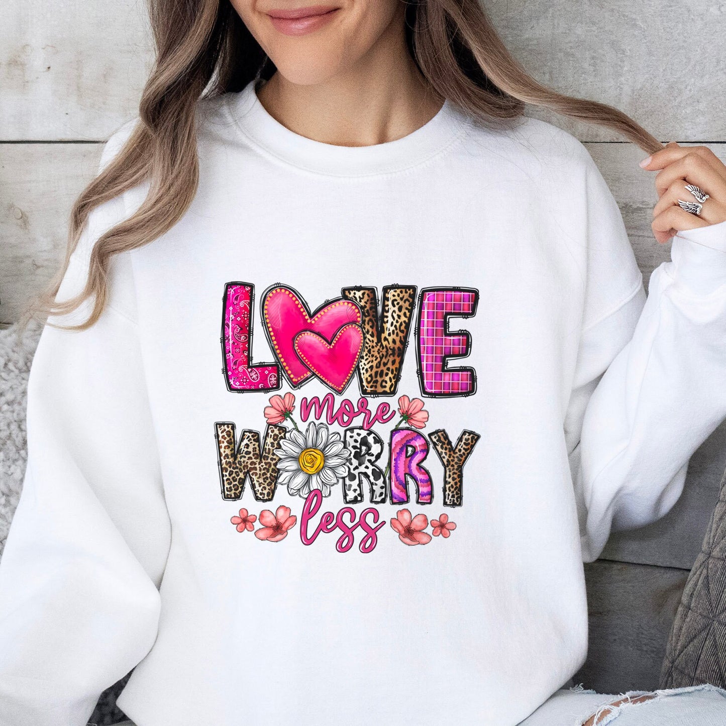 Love More Worry Less Valentinstag Sweatshirt, Valentinstag Langarm Liebesshirt, Shirt mit Herz als Valentinstag Geschenk für Sie