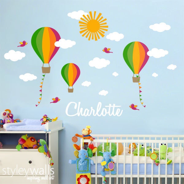 Sticker mural pour chambre d'enfant, montgolfières, autocollant mural personnalisé avec nom, décoration murale pour enfants, ballons, nuages, autocollant mural personnalisé