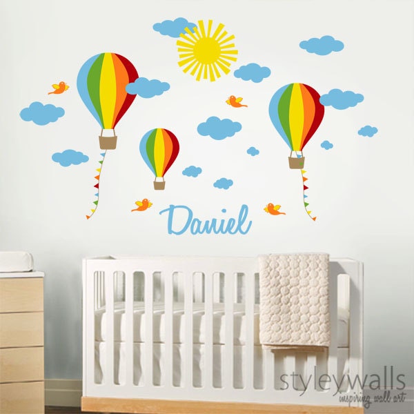 Sticker mural pour chambre d'enfant, montgolfières, autocollant mural personnalisé avec nom, décoration murale pour enfants, ballons, nuages, autocollant mural personnalisé